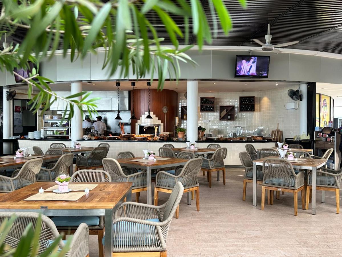 Hard Rock Hotel Penang Batu Ferringhi Exterior foto The interior of the restaurant