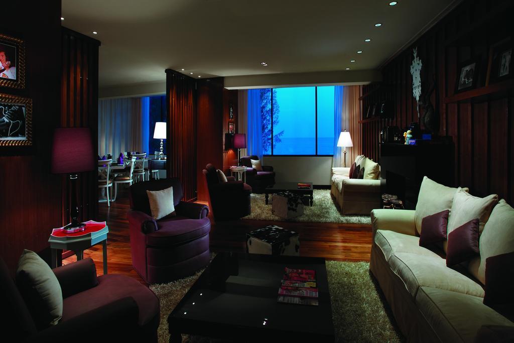 Hard Rock Hotel Penang Batu Ferringhi Instalações foto A suite at the Mandarin Oriental, Hong Kong